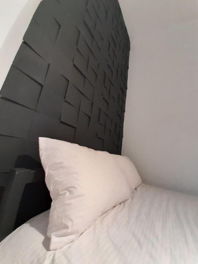 21/9 Baker Street Pansiyon Lviv Dış mekan fotoğraf
